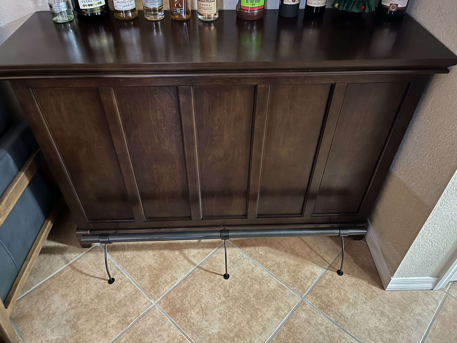 Real Wood Indoor Bar With Two Stools