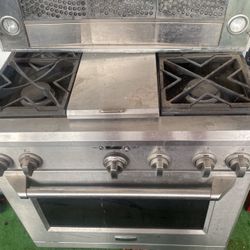 Gas and electric stove with the air air van, which is digital