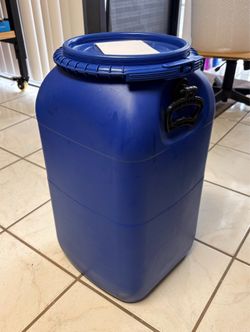 Plastic Drum 13 Gallon (50 Liters), handles and locking belt.