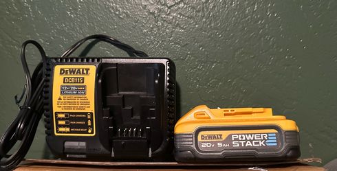 Dewalt power Stack ah5 battery with charger