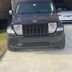LLLLOW MILES! JeeP Liberty FOR CHEAP..