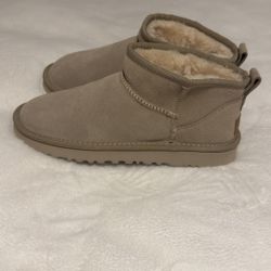 Women’s Uggs Size 7 SAND color