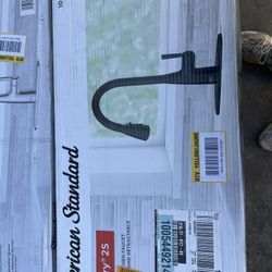 American Standard Fairbury 2S Single-Handle Pull-Down Sprayer Kitchen Faucet in Matte Black