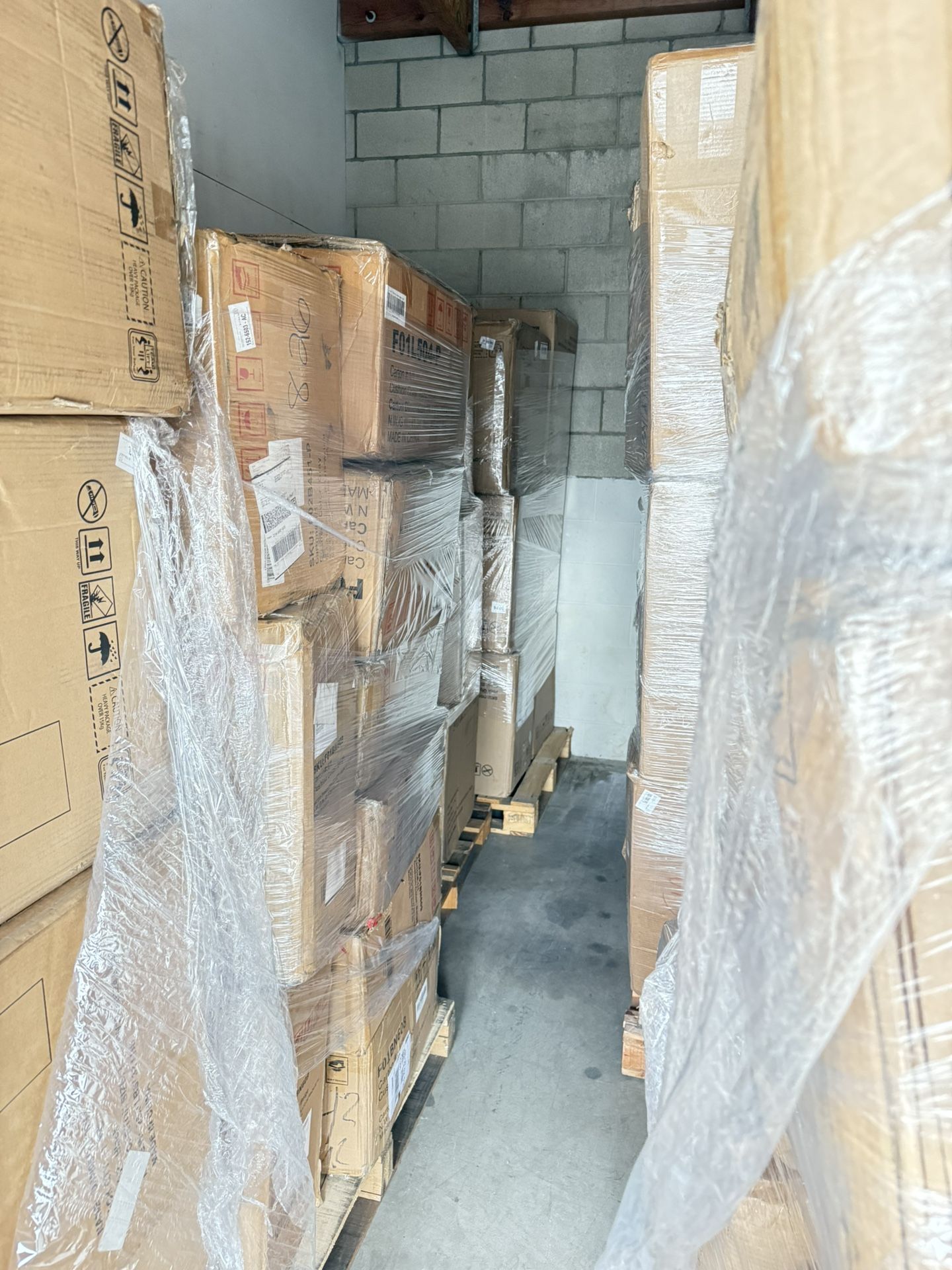 pallets with Furnitures And Mix Stuff