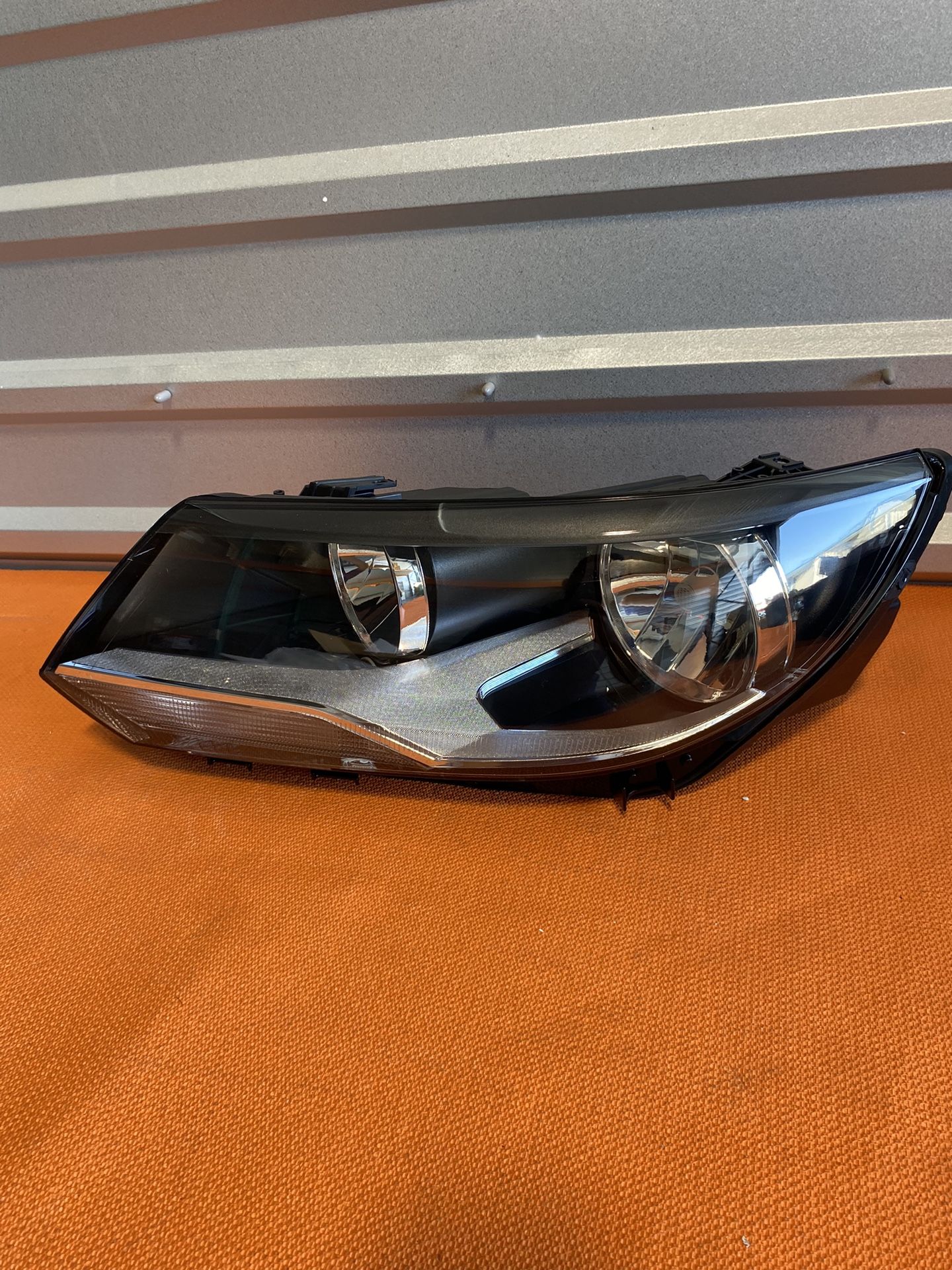 Headlamp Replacement For Volkswagen Tiguan 2012-2017 Halogen Headlight Assembly with Bulbs Left Side/Driver Side Partslink: VW / OEM: 5NO 941 0