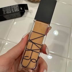 NARS Natural Radiant Longwear Foundation – Medium 1.2 Patagonia