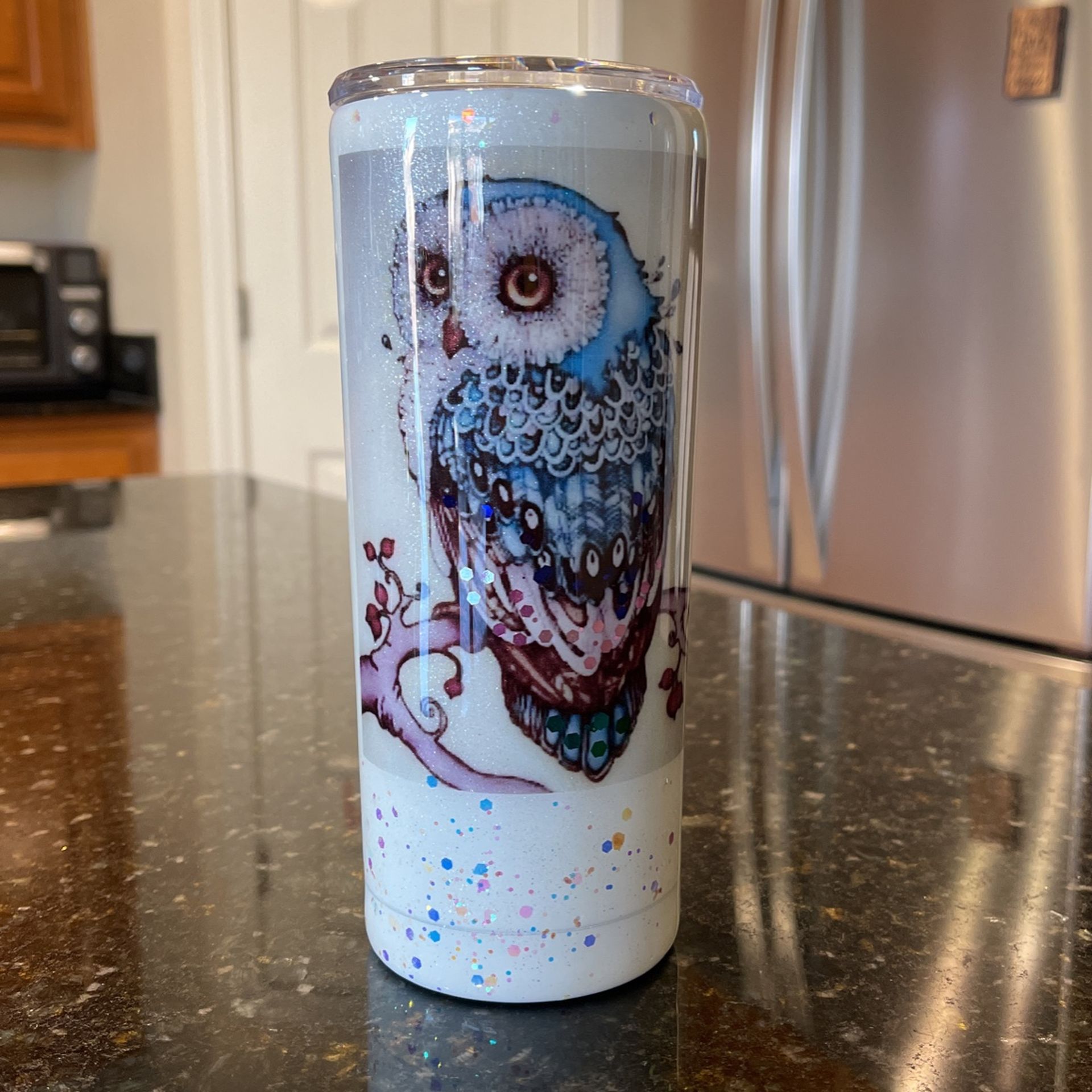 20 Oz Spill Proof Lid , Hot / Cold Tumbler. This Cup Exibits a Beautiful Blue Majestic Owl . Tumbler Is Coated With Pearl Paint. Resin Is of High Q
