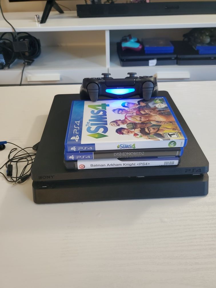 PS4 Slim 1tb + 3 games and 1 controller