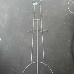SILVER IRON EASEL (from wicked Furniture )