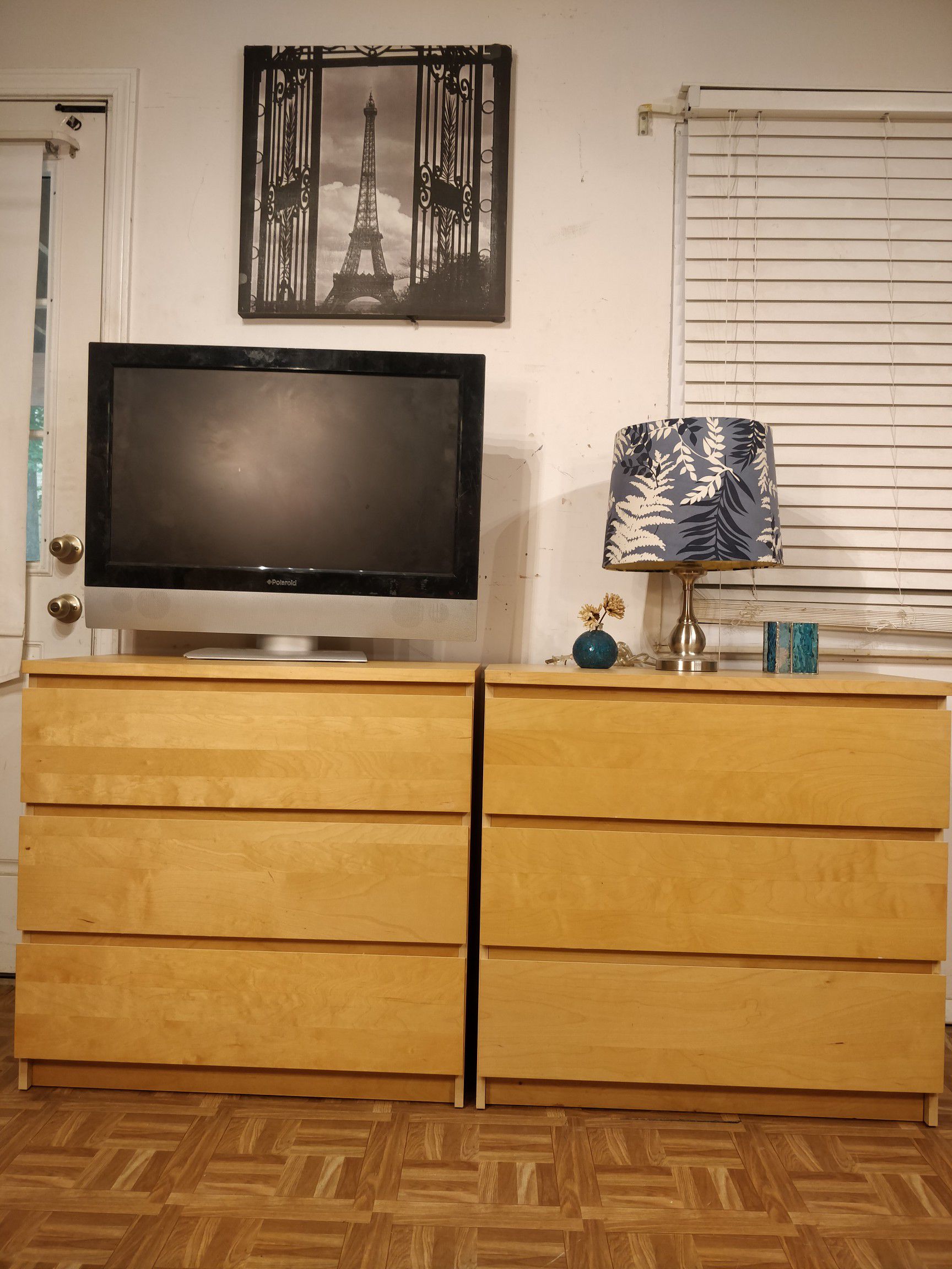 Nice 2 matching dressers with big drawers in good condition all drawers working well, driveway pickup. L31.5"*W19"*H30.3"