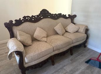 Vintage Couch and coffee table (450$)