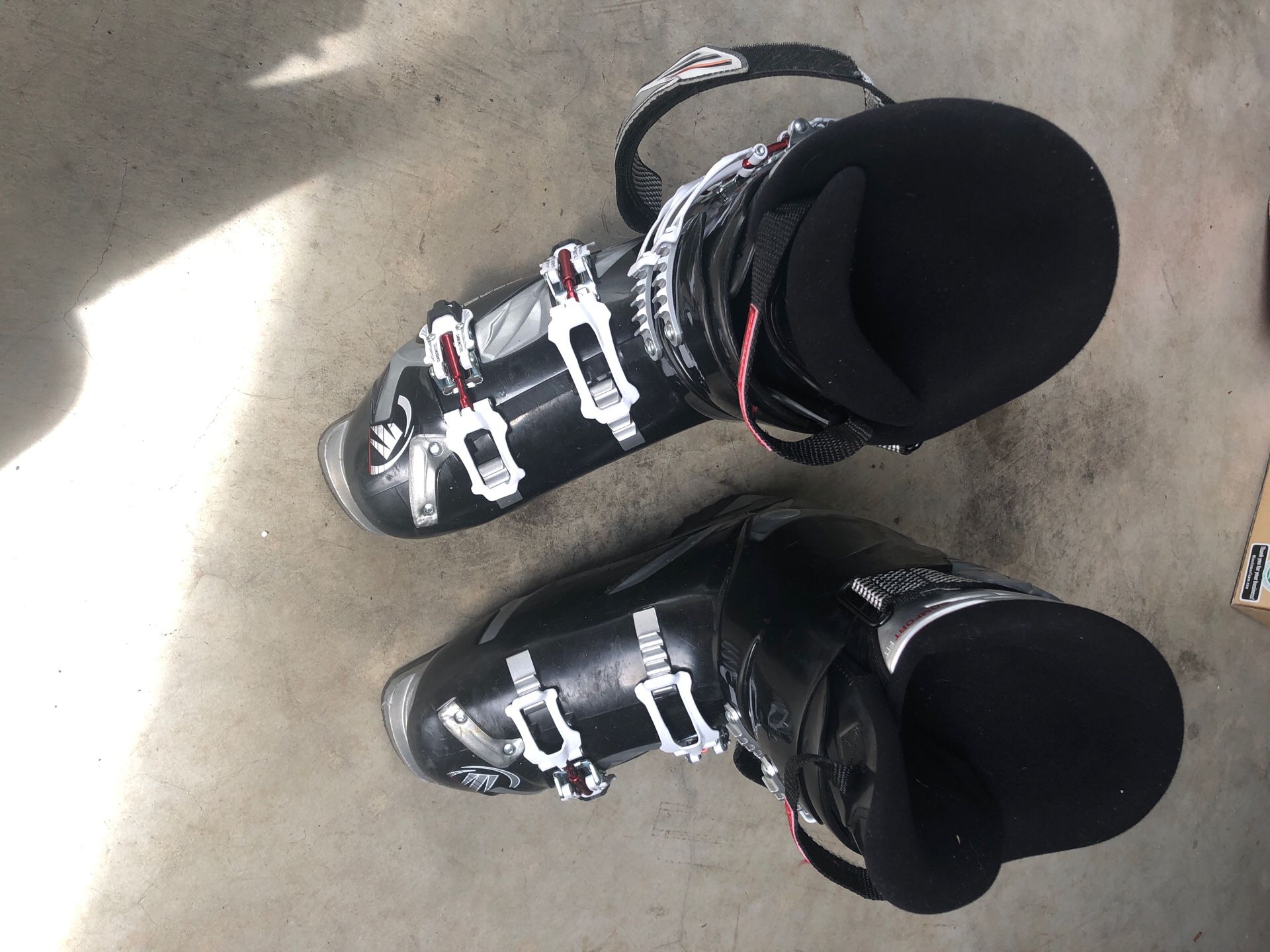 Men’s ski boots size 26.5