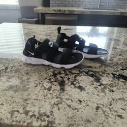 Almost New Nike Women's Sandals Black Size 7
