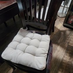 Dining Table W/ 6 Chairs. 