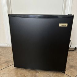 Magic Chef 1.7 Cu. Ft. Mini Fridge - Black