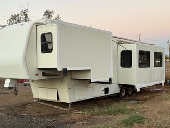 Fifth wheel trailer