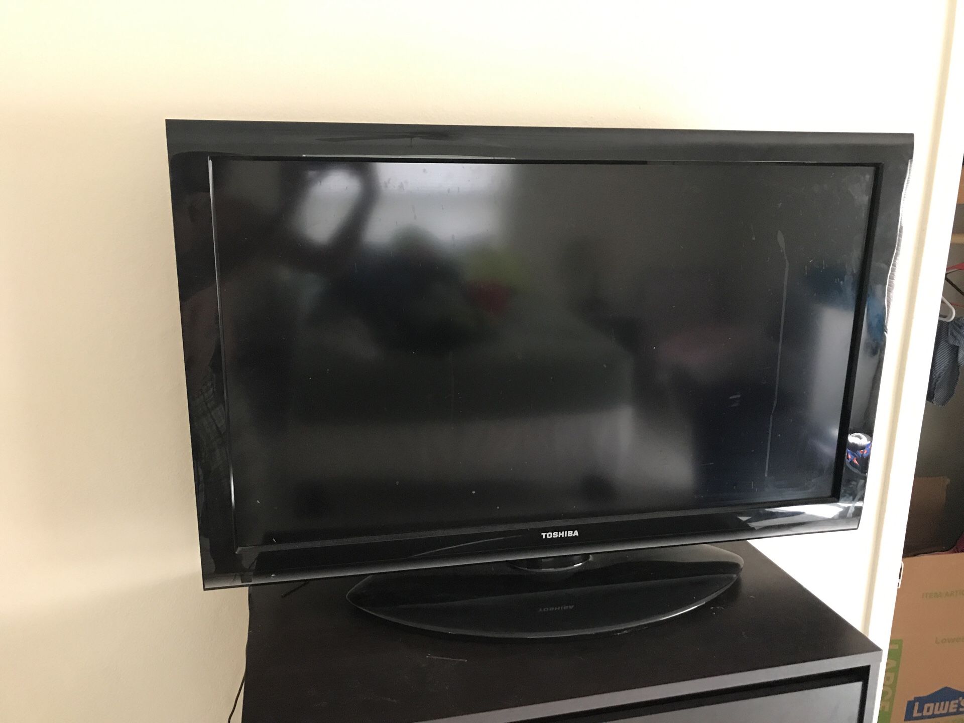 Toshiba Flat Screen Tv w/ Wall Mount Attachment