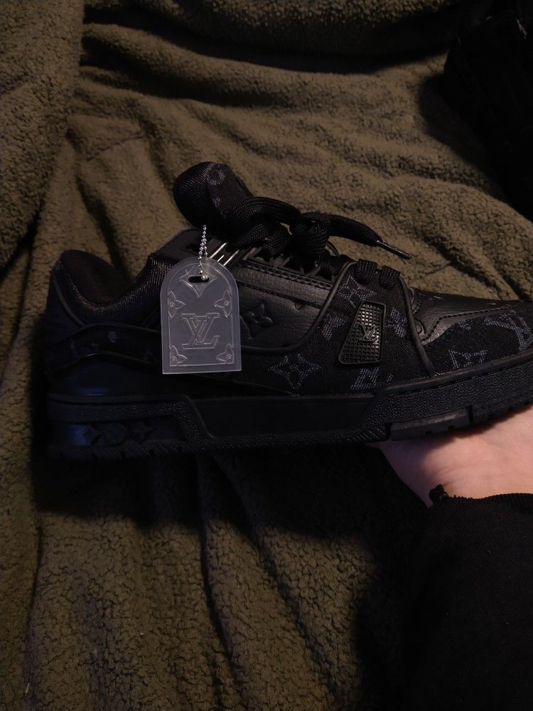 Lv All Black Trainer