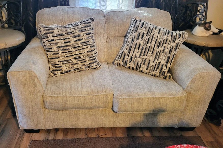 2 piece sofa and loveseat set with pillows