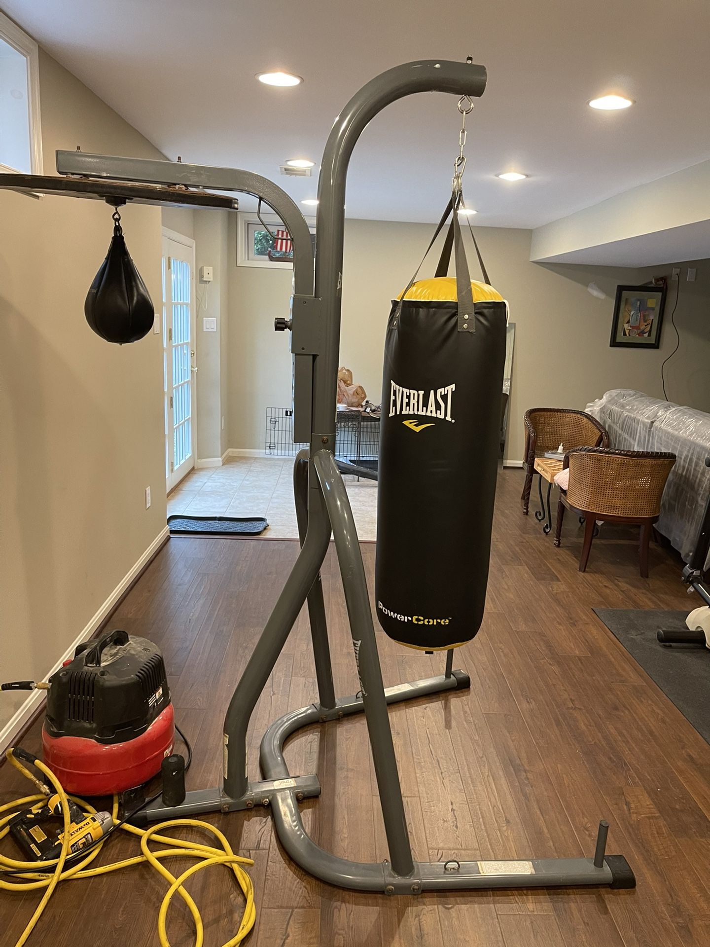 Everlast Punching Bag and Speed Bag With Stand