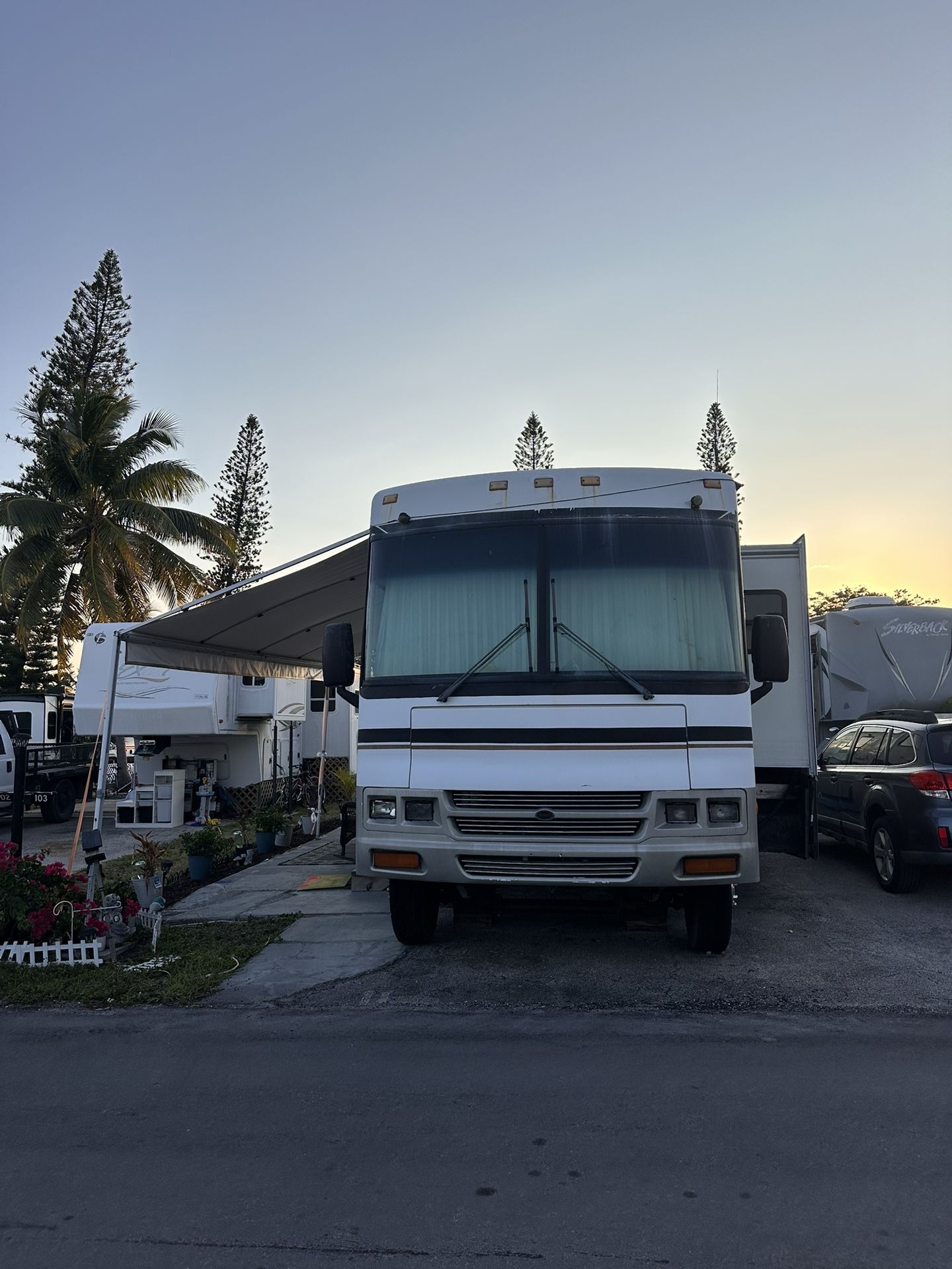 2001 Winnebago Adventurer 37G