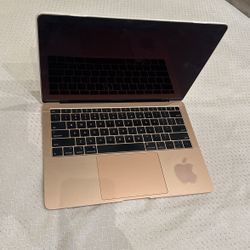 MacBook Air A1932 - 13.3” - Retina Display- Intel Core i5 Processor- 8GB of RAM. Comes With Free Case. 