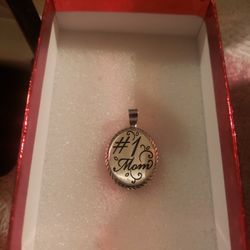 #1 Mom Pendant. 