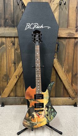 https://offerup.com/redirect/?o=QkMuUklDSA== 2003 Mockingbird Body Collection Electric Guitar "Vampirella" W Case *6566