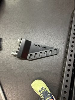 Rogue monster chain hanger