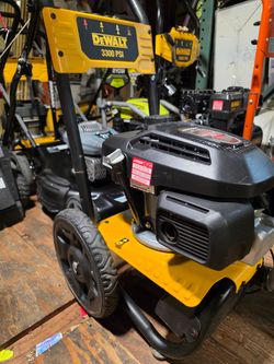 DEWALT GAS 3300 PSI PRESSURE WASHER WITH HONDA ENGINE
