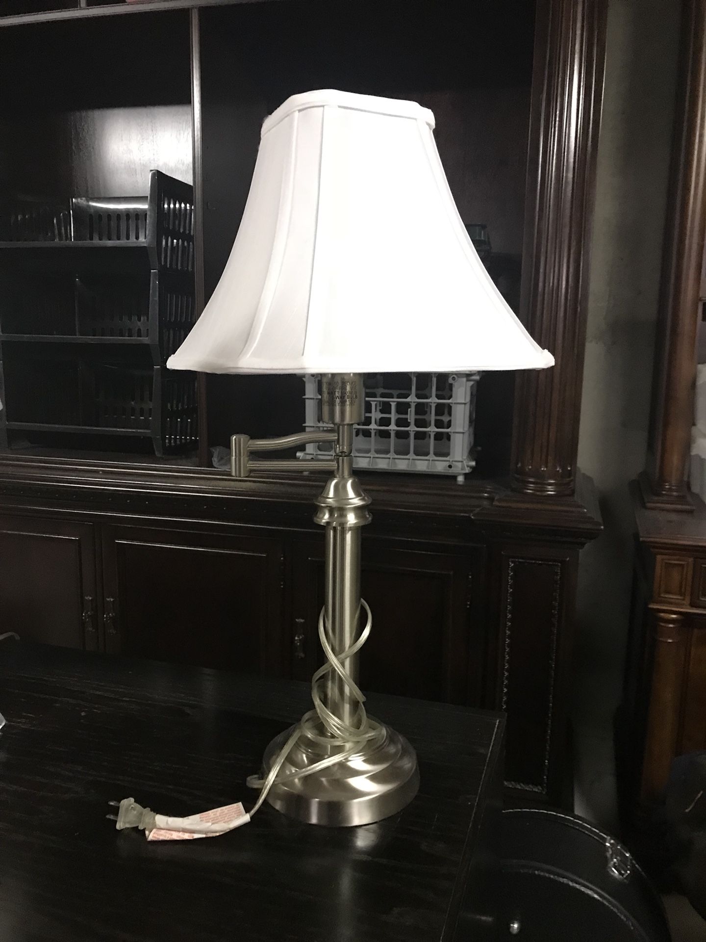 Desk lamp with arm