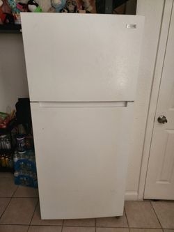 Fridge (WHITE)  Very new  (66.61  x  29. 53)