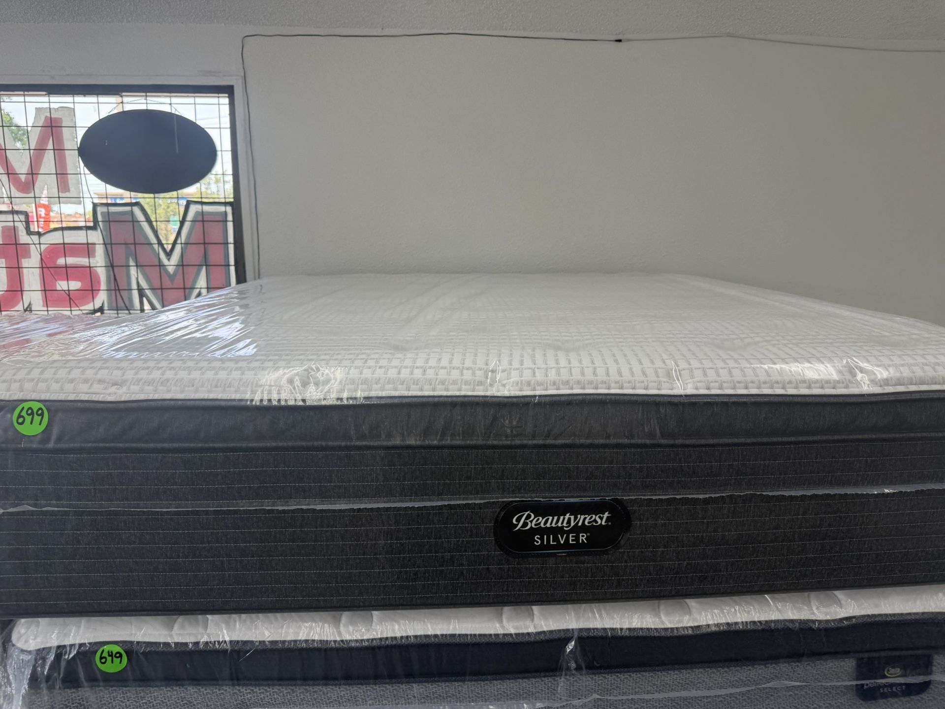 KING SIZE SIMMONS BEAUTYREST SILVER PILLOW TOP MATTRESS & BOX SPRINGS BED SET