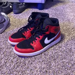 Jordan 1 MID SE Christmas (10)