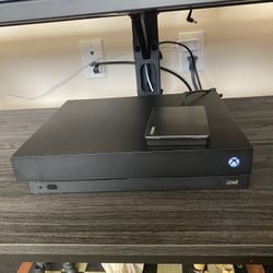 Xbox One X Bundle - 800GB + 1 Controller + 2TB Toshiba Drive + SteelSeries Headset