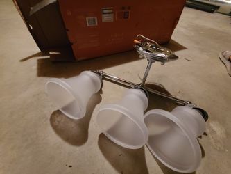 Hampton Bay

Ashhurst 3-Light Brushed Nickel Classic Traditional Bathroom Vanity Light with Frosted Glass Shades

