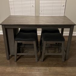 TABLE SET WITH BAR STOOLS