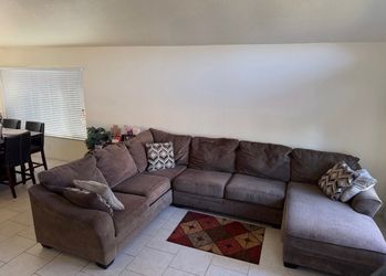 Broyhill Large Brown Fabric Sectional Sofa with Chaise