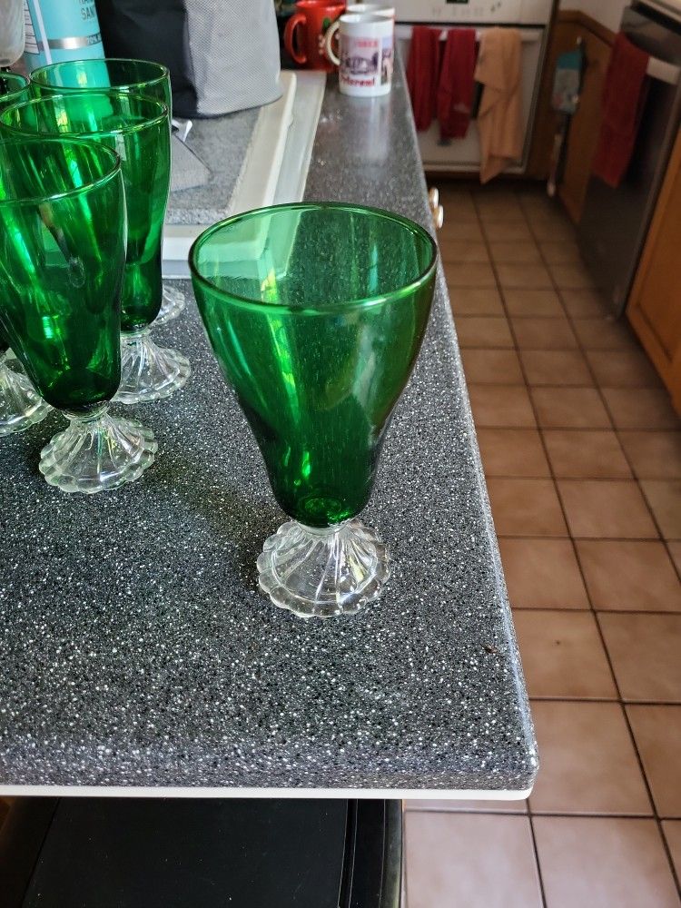Description: Green Glasses, Swirl Foot, No Trim
Pattern: Burple-Inspiration Green by Anchor Hocking