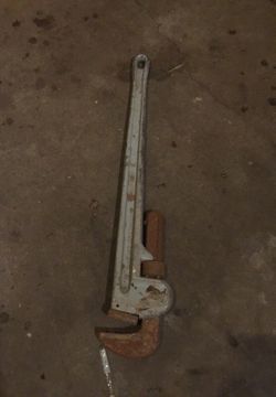 Pipe wrench 36 inches