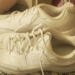 WOMAN'S FILA SIZE 9