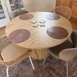 ROUND DINING TABLE
