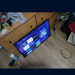 32 Inch RCA TV With Roku And Remote 