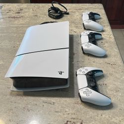 PlayStation 5 Slim Digital + 3 Dualsense Controllers