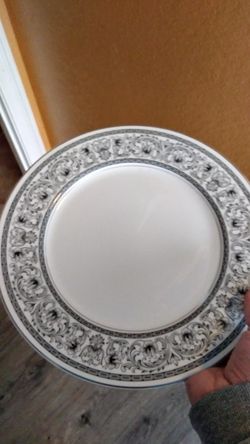 China Bristol dinner plates, 7, black and white, Tribute pattern, platinum trim