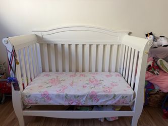 White Wood Convertible Baby Crib