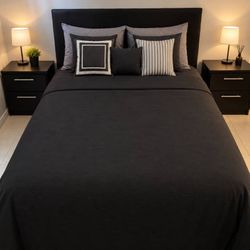 QUEEN SIZE BED AND TWO NIGHTSTANDS  ( MATTRESS NOT INCLUDED) 🆕️ 