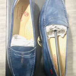 The Marc Joseph New York East Village Women's Loafers in Blue Patent Leather are a stylish and comfortable option for women in size 8.5