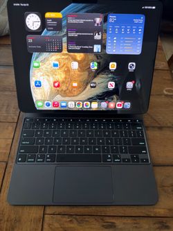 Apple IPad Pro M4 w/ Apple Magic Keyboard