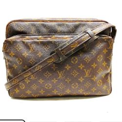 VINTAGE LV STYLE MESSENGER CROSSBODY BAG- SLIGHTLY WORN- PERFECT FOR THE COLLEGE STUDENT OR OFFICE WORKER!!! GRAB THIS PIECE QUICK!!! NICE SIZE💞